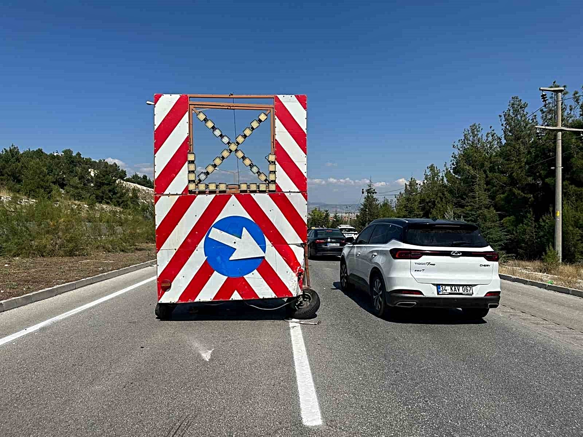 Burdur'da ticari taksi trafik yönlendirme römorkuna çarparak sürücüsünü yaraladı