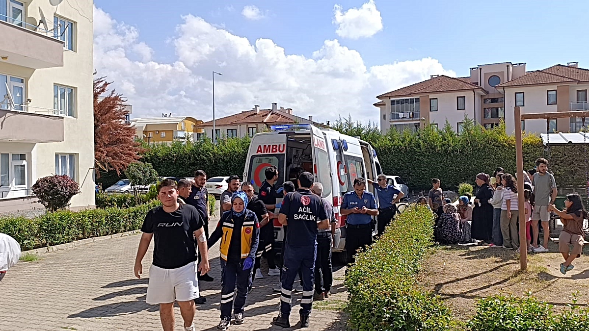 Bursa İnegöl'de apartman dairesinde çıkan yangında 4 kişi dumandan etkilendi
