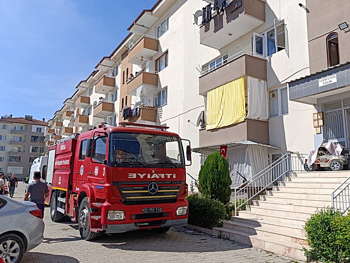 Bursa İnegöl'de apartman mutfağındaki yangında 2'si çocuk 4 kişi dumandan etkilendi