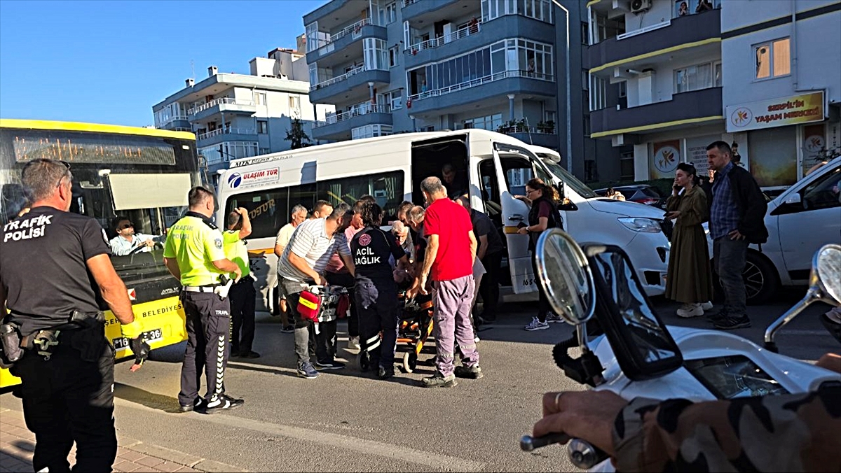 Bursa Mudanya'da fenalaşan servis minibüsü sürücüsü kaza sonrası hastanede öldü