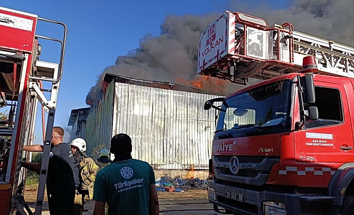 Bursa Yenişehir Karaköy'deki soğuk hava deposu yangınına itfaiye müdahale ediyor