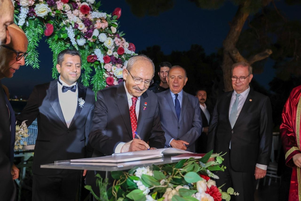 CHP lideri Kılıçdaroğlu, İstanbul’da Yiğit Acar ve Tuğçe Doğan’ın nikah şahidi oldu
