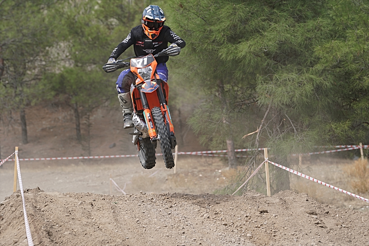 Çorum Osmancık'ta düzenlenen Enduro motosiklet yarışlarında 36 sporcu mücadele etti