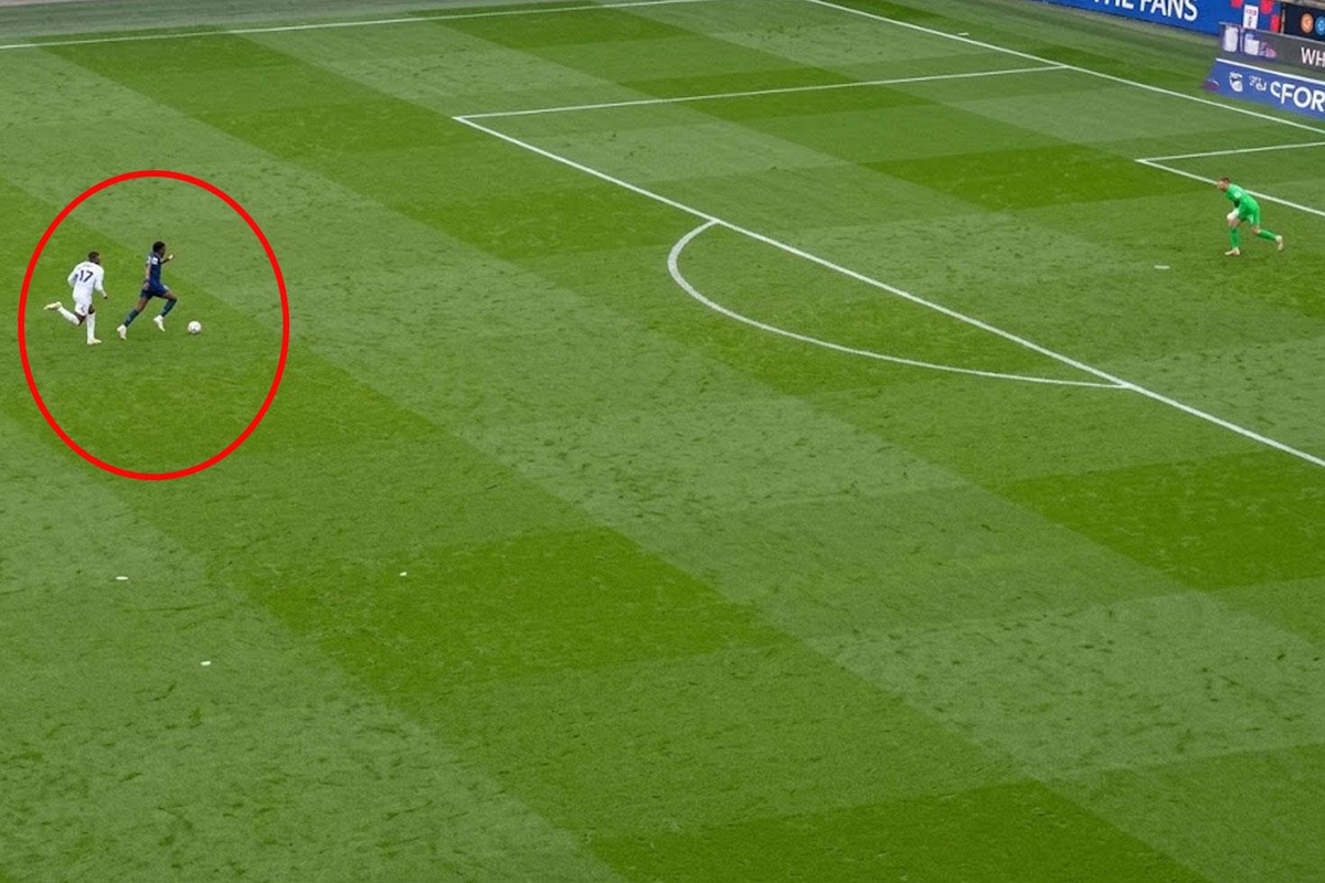 Derbide inanılmaz an! 90. dakikada gol yememek için yaptığı şeye beğeni yağıyor