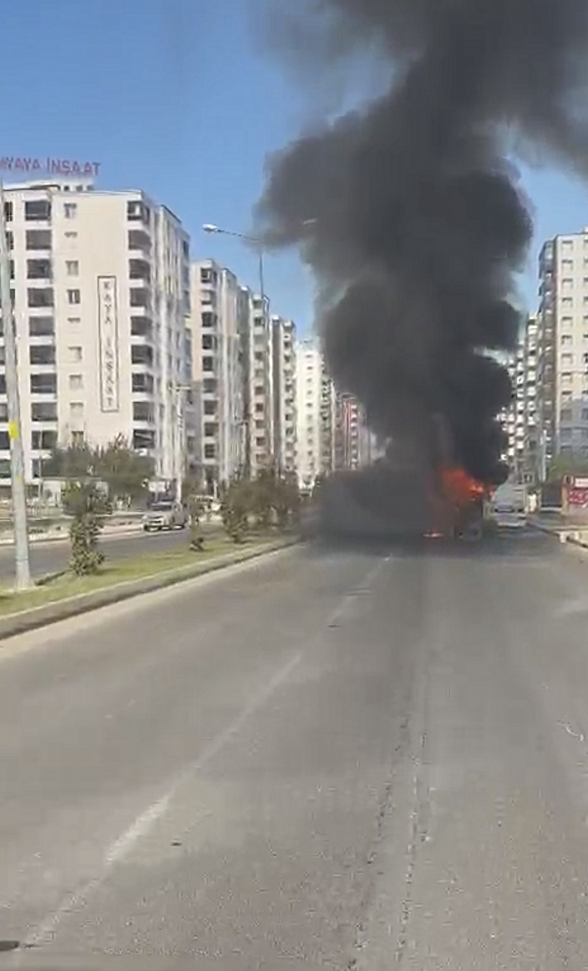 Diyarbakır'da belediye otobüsü alev alıp yandı, yolcular tahliye edildi
