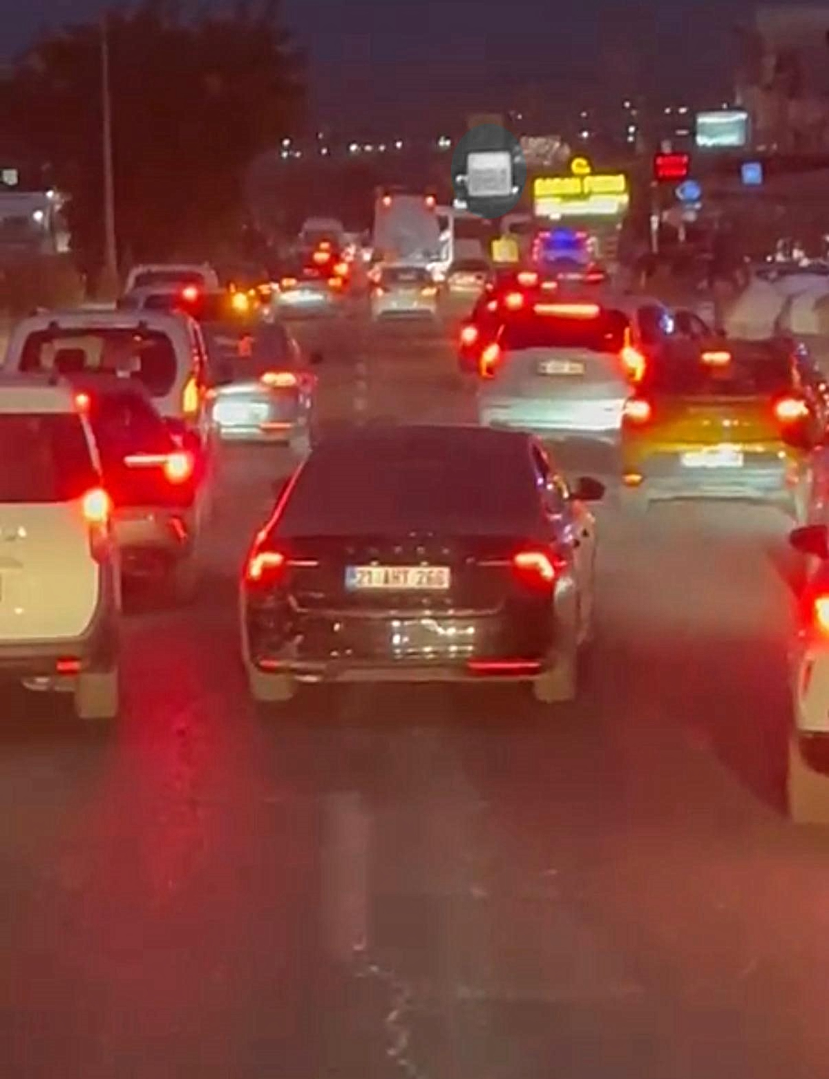 Diyarbakır'da itfaiye aracına yol vermeyen sürücü anonslara rağmen ilerledi