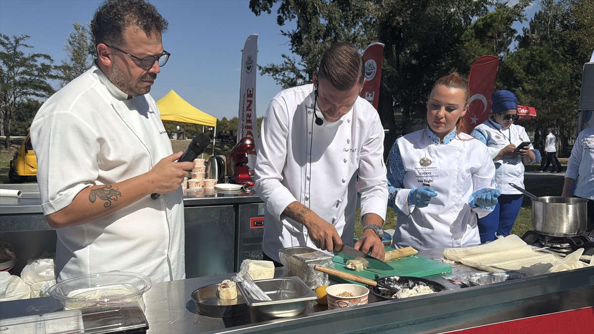 Edirne'de gastronomi festivalinde beyaz peynirli baklava ziyaretçilere ikram edildi