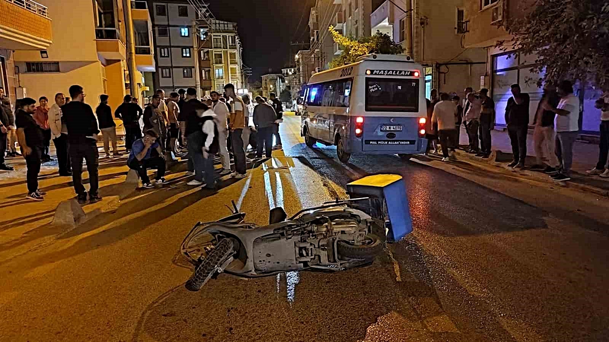Edirne Keşan'da motosiklet yayaya çarptı, 2 kişi yaralanıp hastaneye kaldırıldı.