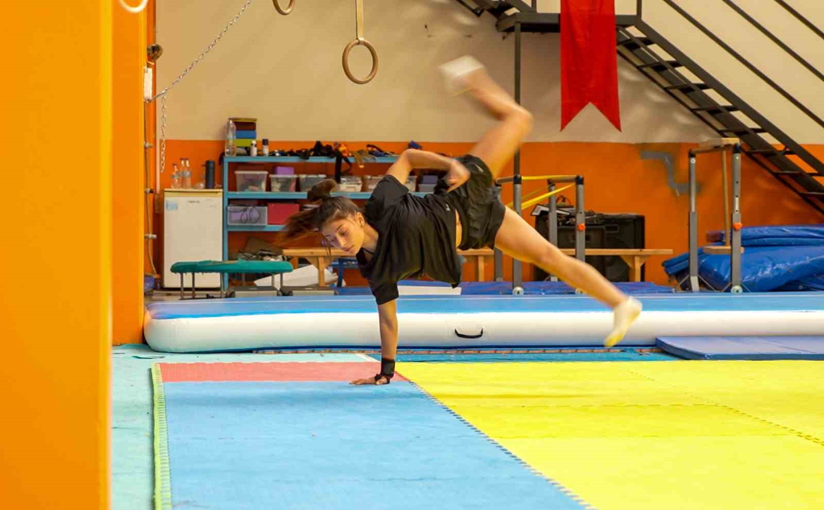 Ekin Çınar, Gençler Dünya Şampiyonası'nda 18 bin 900 puanla gümüş madalya kazandı