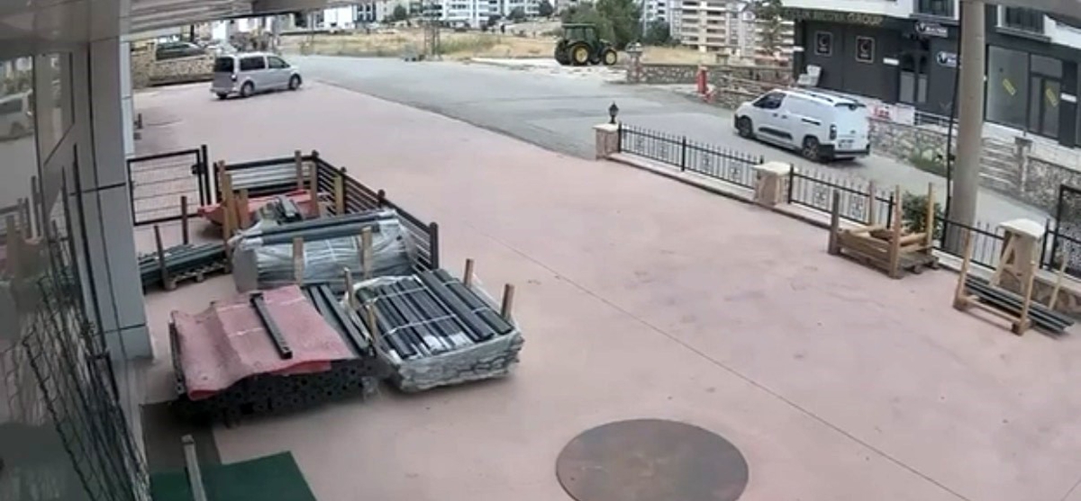 Elazığ'da el freni çekilmeyen araç kendi kendine hareket edip emlak dükkanına girdi