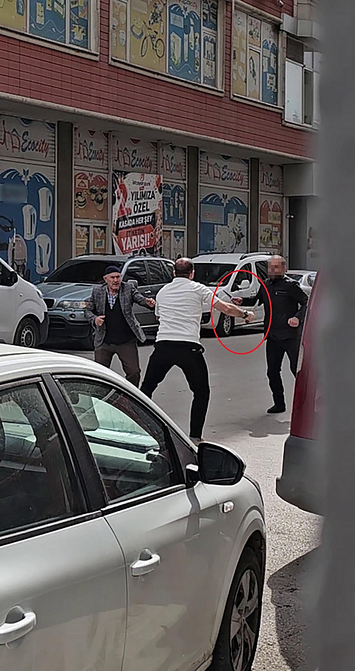 Erzurum Yakutiye'de M.E.B., bıçakla babasına saldıran H.T.'yi bacağından vurdu