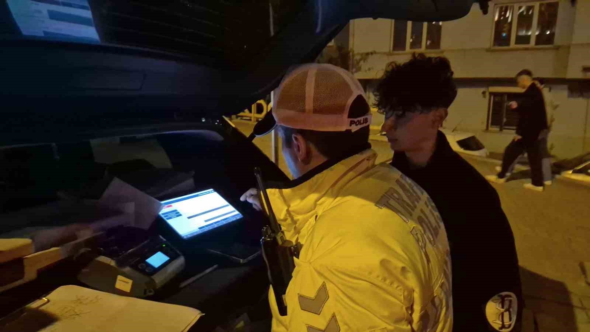 Eskişehir'de polisten kaçan motosikletliye 8 maddeden 352 bin 219 TL ceza kesildi