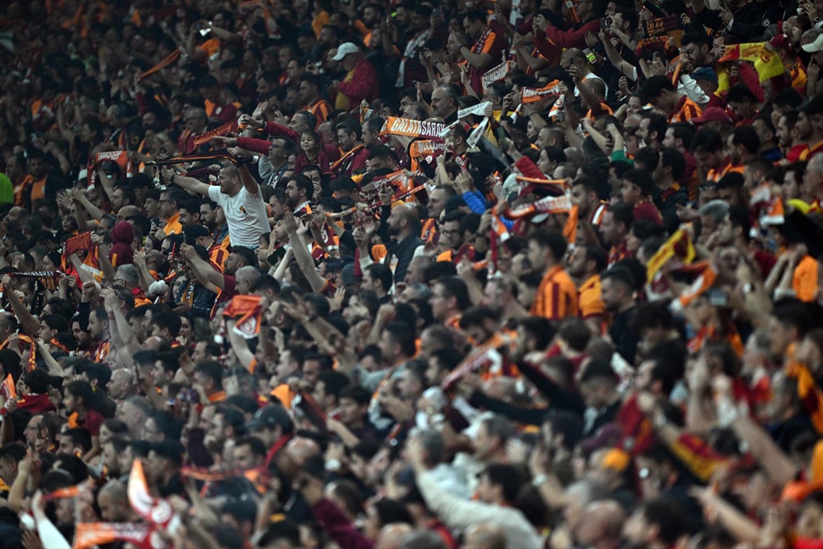 Galatasaray'ın iki yıldızı taraftarın gazabından kurtulamadı