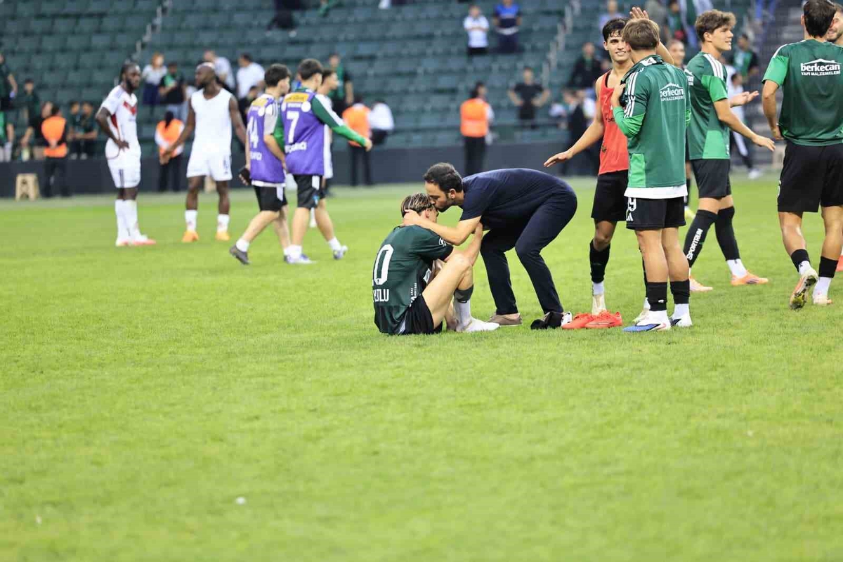 Gaziantep FK'yı 2-0 yenen Kocaelispor'da Selçuk İnan, Berkan Kutlu'yu alnından öptü