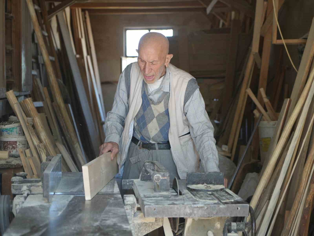 Gaziantep Oğuzeli'nde 90 yaşındaki marangoz, 70 yıldır mesleğini oğluyla sürdürüyor