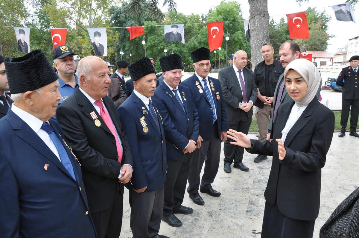 Gümüşhacıköy'de 19 Eylül Gaziler Günü'nde Atatürk Anıtı'na çelenk sunuldu