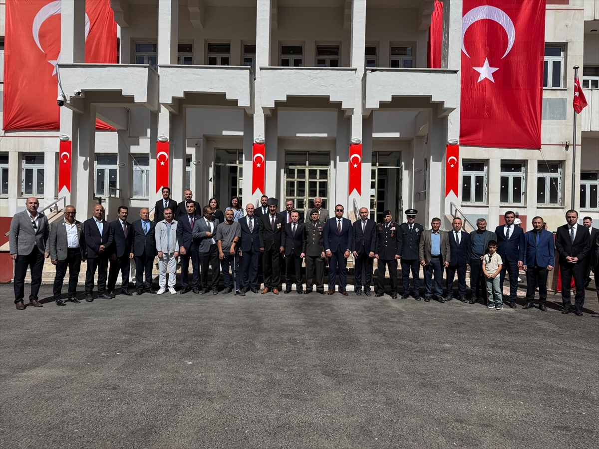 Hakkari Yüksekova'da Gaziler Günü programında Atatürk Anıtı'na çelenk sunuldu
