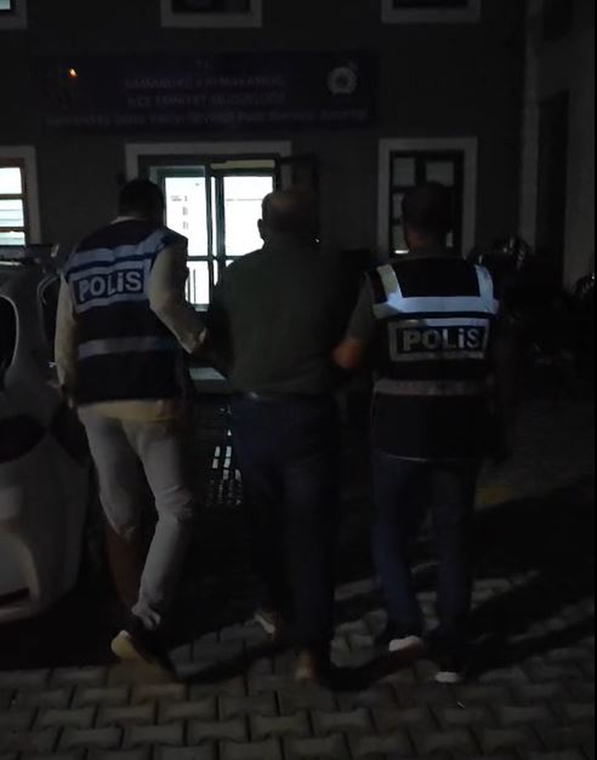 Hatay'da sokak köpeğini av tüfeğiyle vuran şüpheli yakalandı! Evinden tüfek ve 2 kartuş çıktı