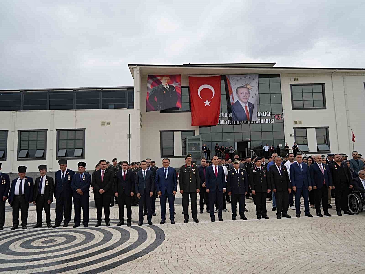 Iğdır’da 19 Eylül Gaziler Günü dolayısıyla çelenk sunuldu