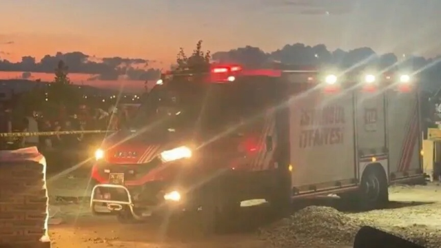İstanbul'da inşaatta toprak kaydı: 2 işçi mahsur kaldı