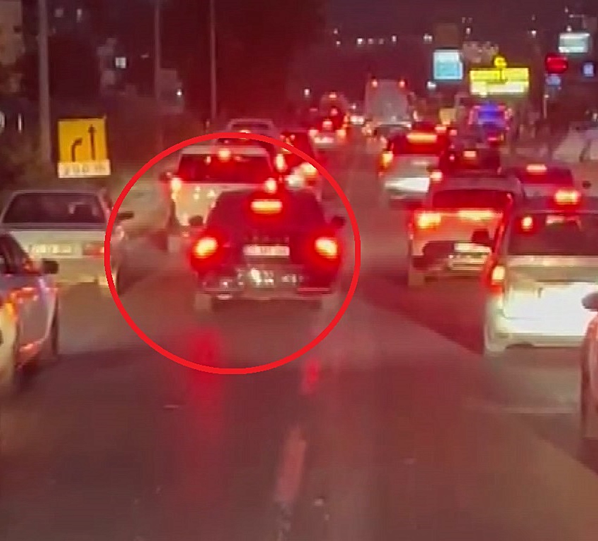 İtfaiyenin önünü kesti, ardından çakarını açtı! Vekilin makam aracı olduğu öne sürüldü