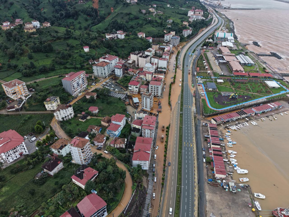 İyidere'de menfezler tıkanınca yollar göle döndü, Rize'de sel araçları suda bıraktı