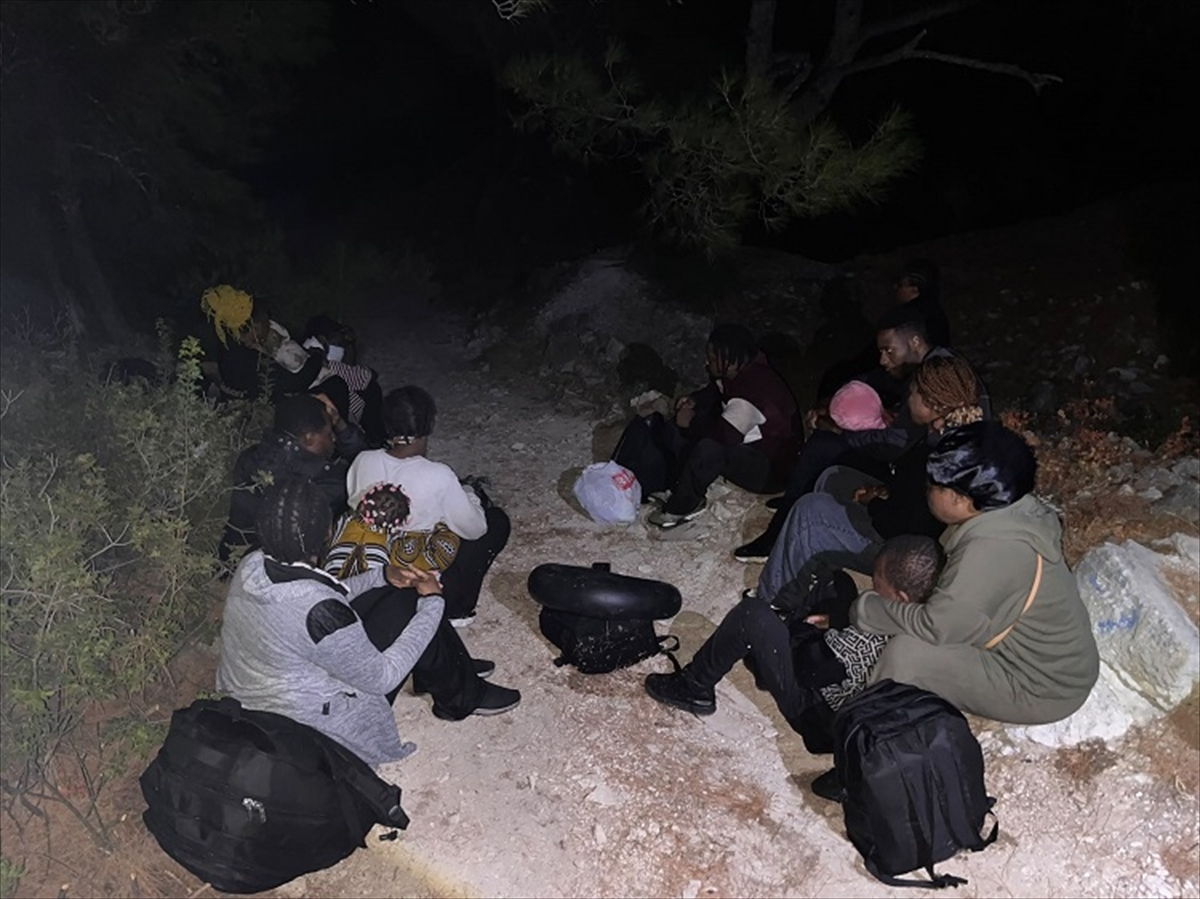 İzmir'in Seferihisar, Urla ve Foça ilçelerinde 70 düzensiz göçmen yakalandı