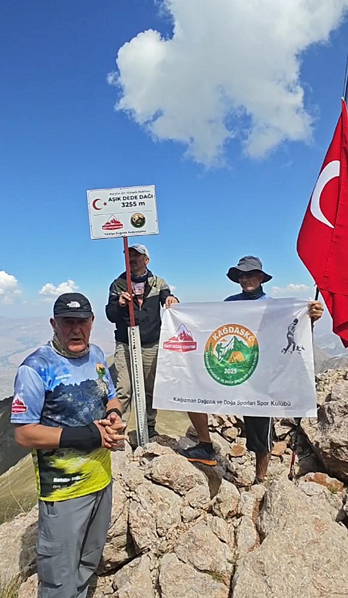 Kağızman'daki Aşık Dede Zirvesi 3 bin 255 metreyle Kars'ın en yükseği oldu