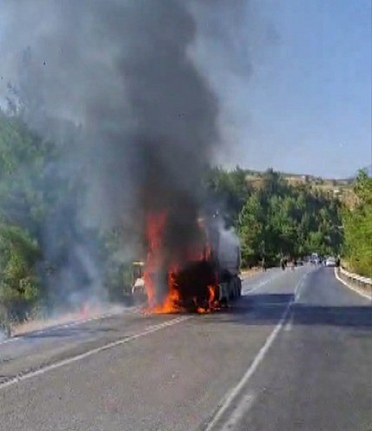 Kahramanmaraş Onikişubat'ta seyir halindeki kamyon alev alev yandı