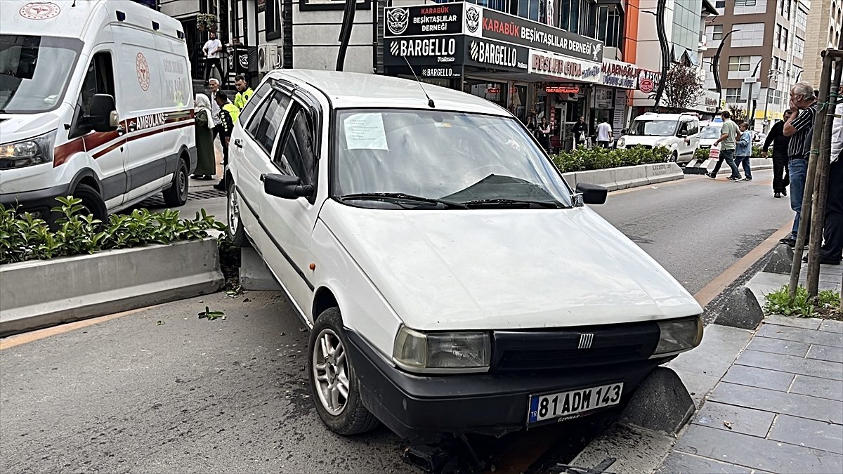 Karabük'te 81 yaşındaki sürücünün kullandığı otomobilin yayaya çarpması kamerada