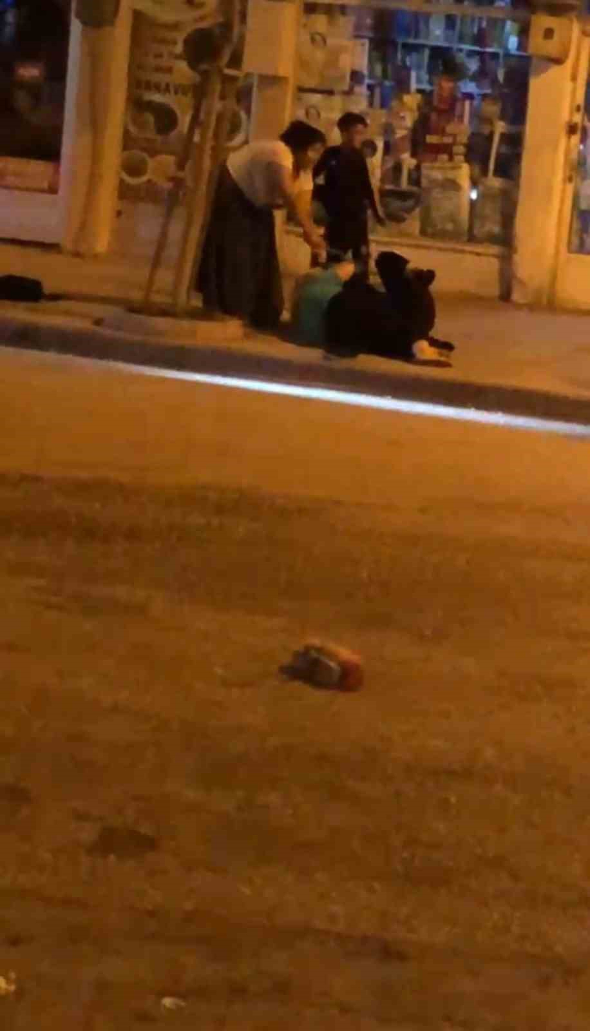 Karabük'te iki grup cadde ortasında sopalarla kavga etti, 1 kişi yaralandı