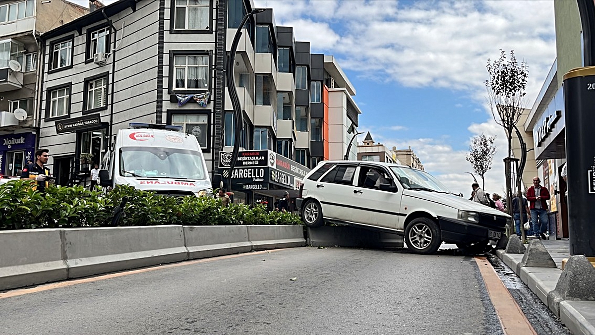 Karabük'te yayaya çarpan araç refüje çarptı, sürücü yaralandı; kaza kameraya yansıdı