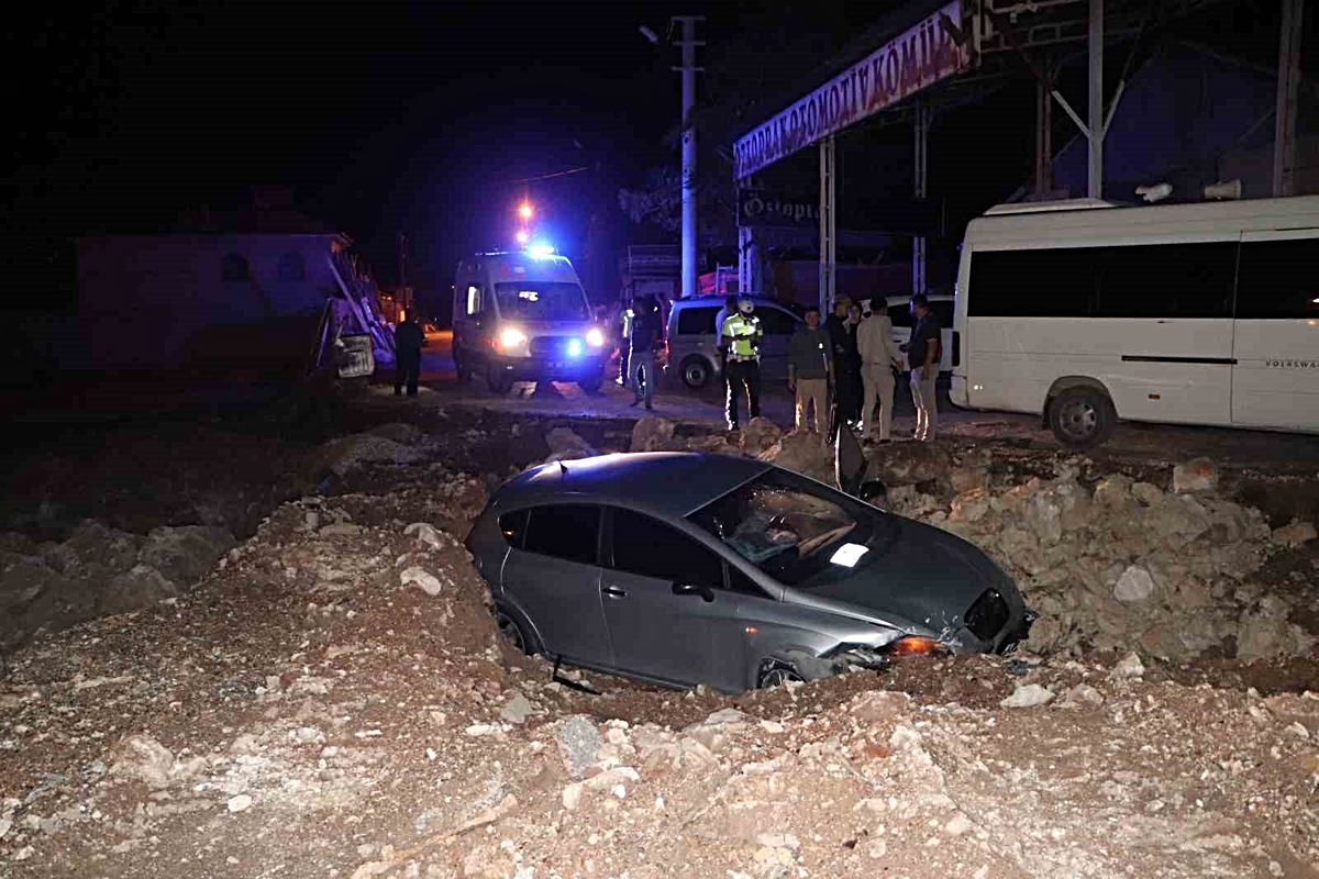 Karaman'da inşaatın kazı alanına uçan otomobilde 2 kişi yaralandı