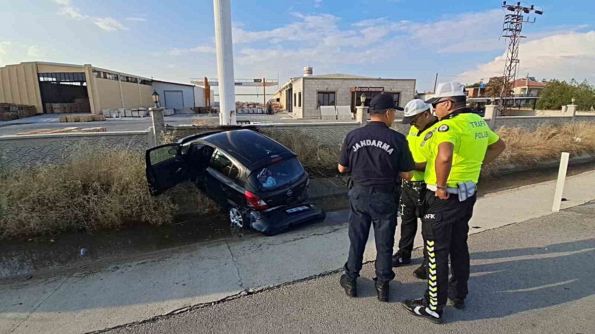 Karaman'da köpeğe çarpmamak isteyen kadın sürücü bariyerlere çarpıp yaralandı