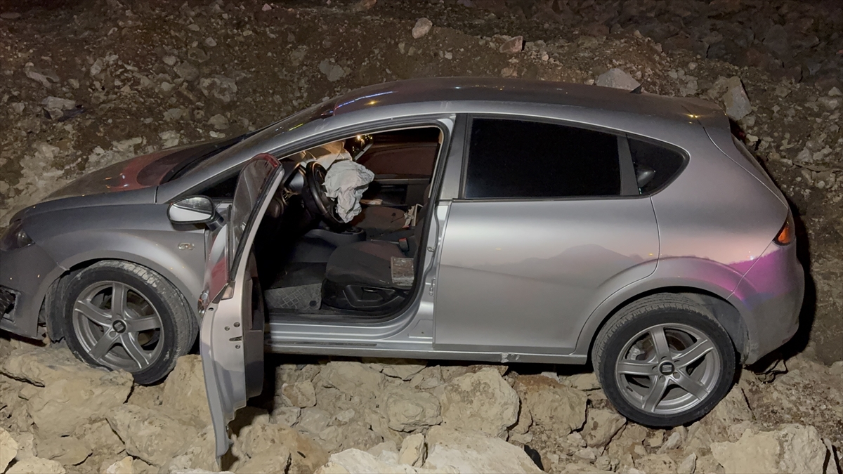 Karaman'da otomobil inşaatın kazı alanına düştü, 2 kişi yaralandı; kaza anı kamerada