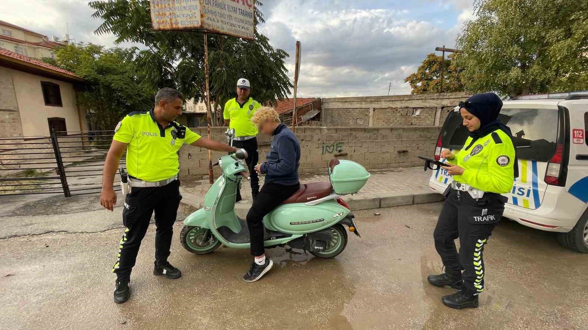Karaman'da ters yönde giden kasksız motosikletçiye 12 bin 500 lira ceza kesildi.