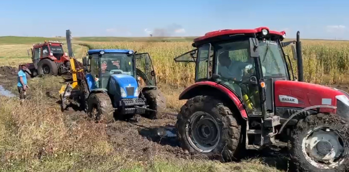 Kars Akyaka'da mısır tarlasına saplanan traktör 2 traktörle kurtarıldı