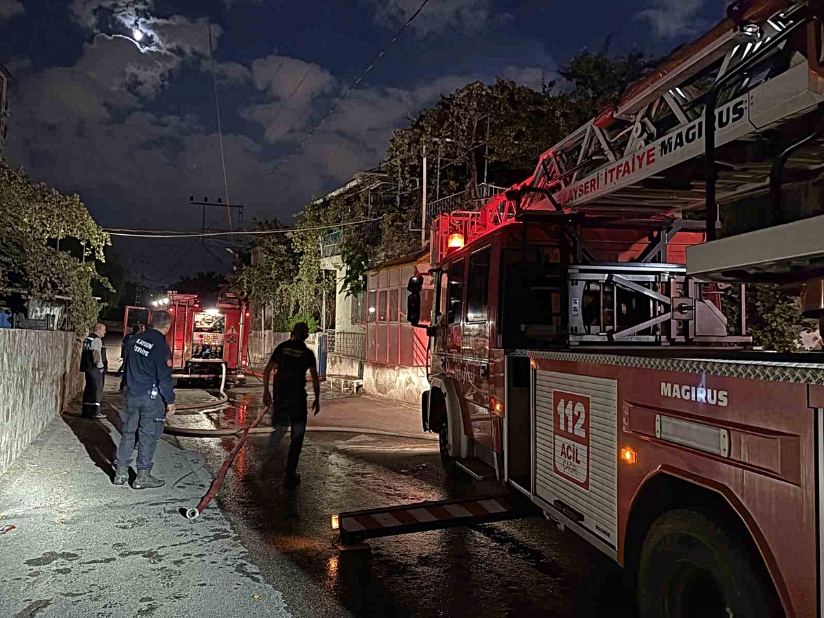 Kayseri'de mangal faciası! Balkonda yakılan ateş iki evin çatısını küle çevirdi