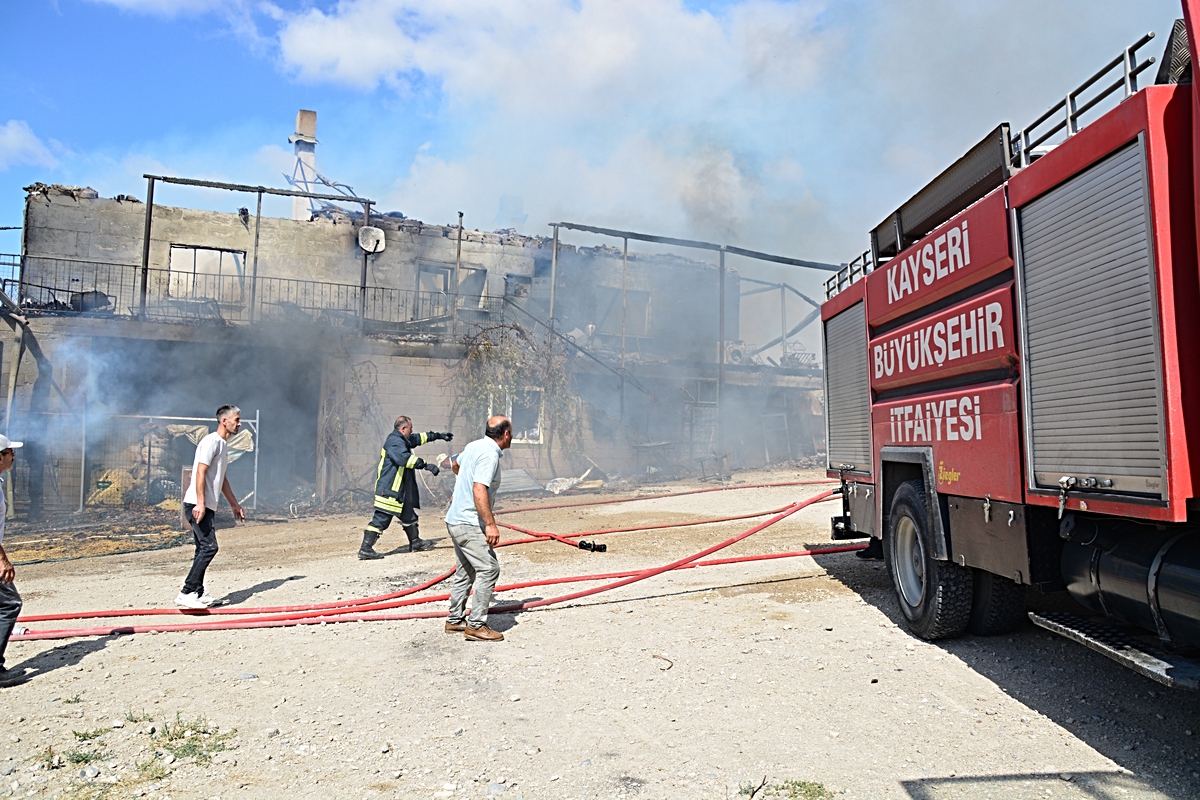 Kayseri Yahyalı'da yangında 2 katlı ev kullanılamaz hale geldi, 20 hayvan kurtarıldı