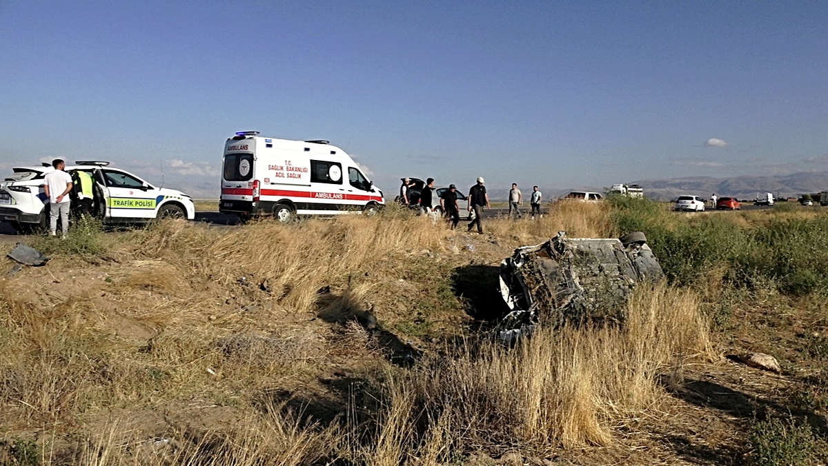 Kayseri Yeşilhisar’da refüje çarpan otomobil şarampole devrilince 3 kişi yaralandı