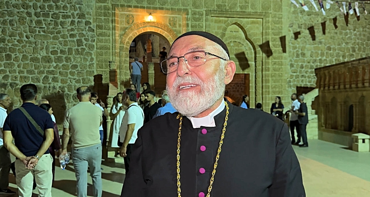 Kıbrıs gazisi Süryani papaz Habib Önder, kolundaki 2 şarapnel parçasıyla Mor Gabriel'de ayin yönetti
