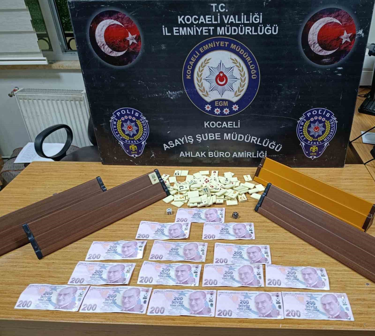 Kocaeli Gölcük'te kahvehanede kumar denetiminde 4 kişiye 46 bin 416 TL ceza kesildi