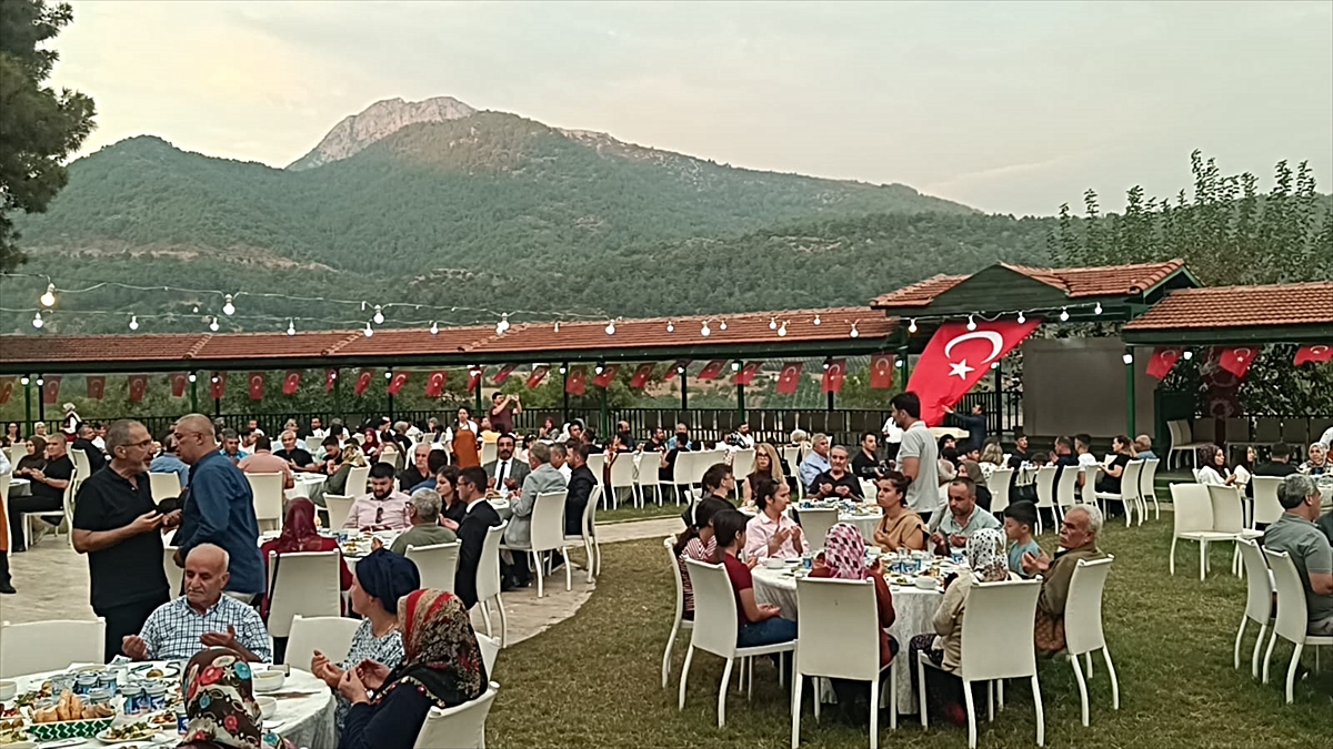 Kozan ilçesinde şehit aileleri ve gaziler yemekte bir araya geldi