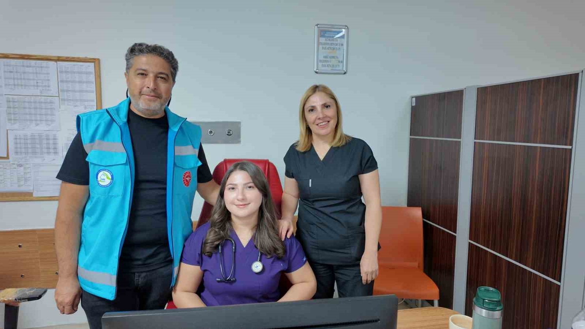 Kütahya Gediz'de hemşire çiftin kızı, acil tıp hekimi olarak göreve başladı