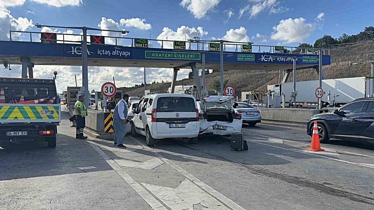 Kuzey Marmara Otoyolu Odayeri gişelerinde 4 araç zincirleme kazaya karıştı, 2 kişi yaralandı