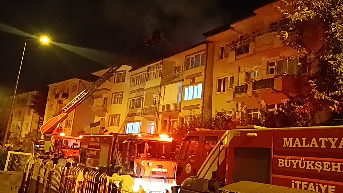 Malatya Yeşilyurt'ta 4 katlı binanın çatısında çıkan yangın söndürüldü