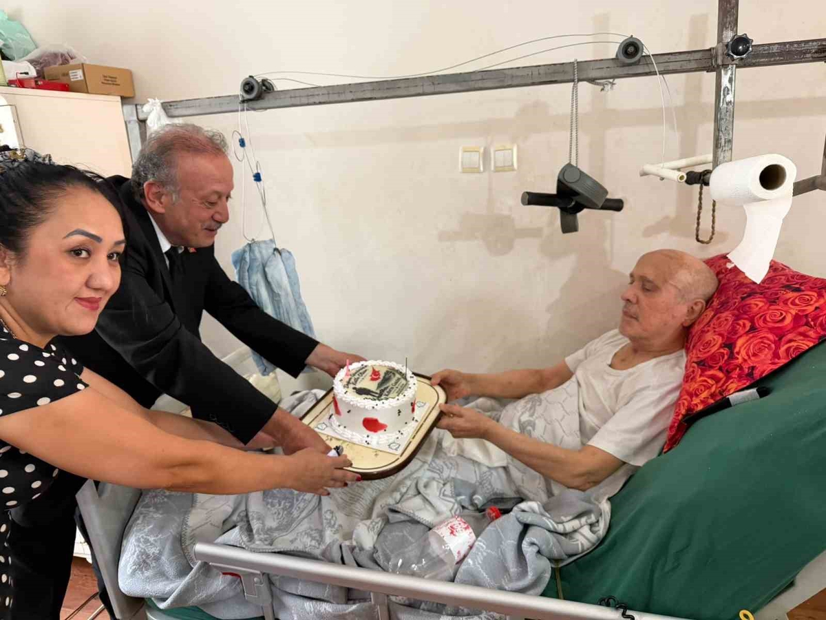Merkezefendi Kaymakamı Demir, yatağa bağlı Kıbrıs Gazisinin doğum gününü kutladı