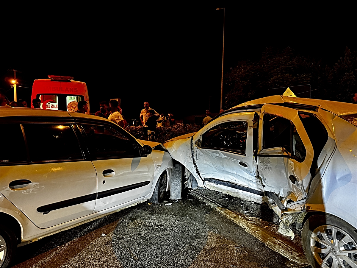 Muğla Fethiye’de iki otomobil çarpıştı, 2’si çocuk 4 kişi yaralandı