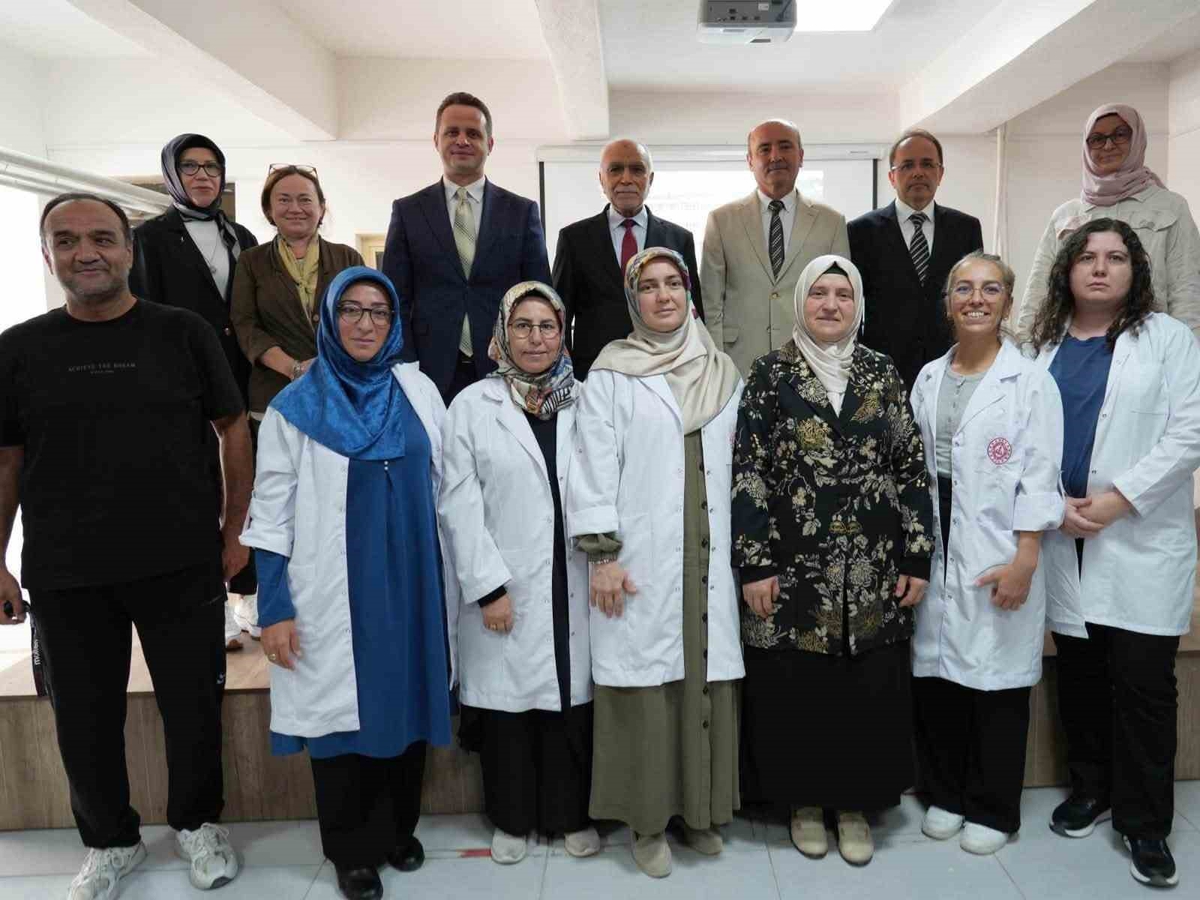 Muğla Kız Anadolu İmam Hatip Lisesi'nde yazar Mustafa Turan öğrencilerle söyleşti