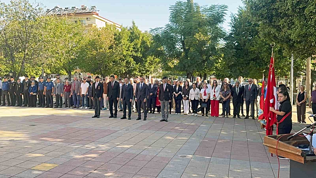 Muğla Ortaca'da 19 Eylül Gaziler Günü'nde Atatürk Anıtı önünde çelenk sunumu yapıldı